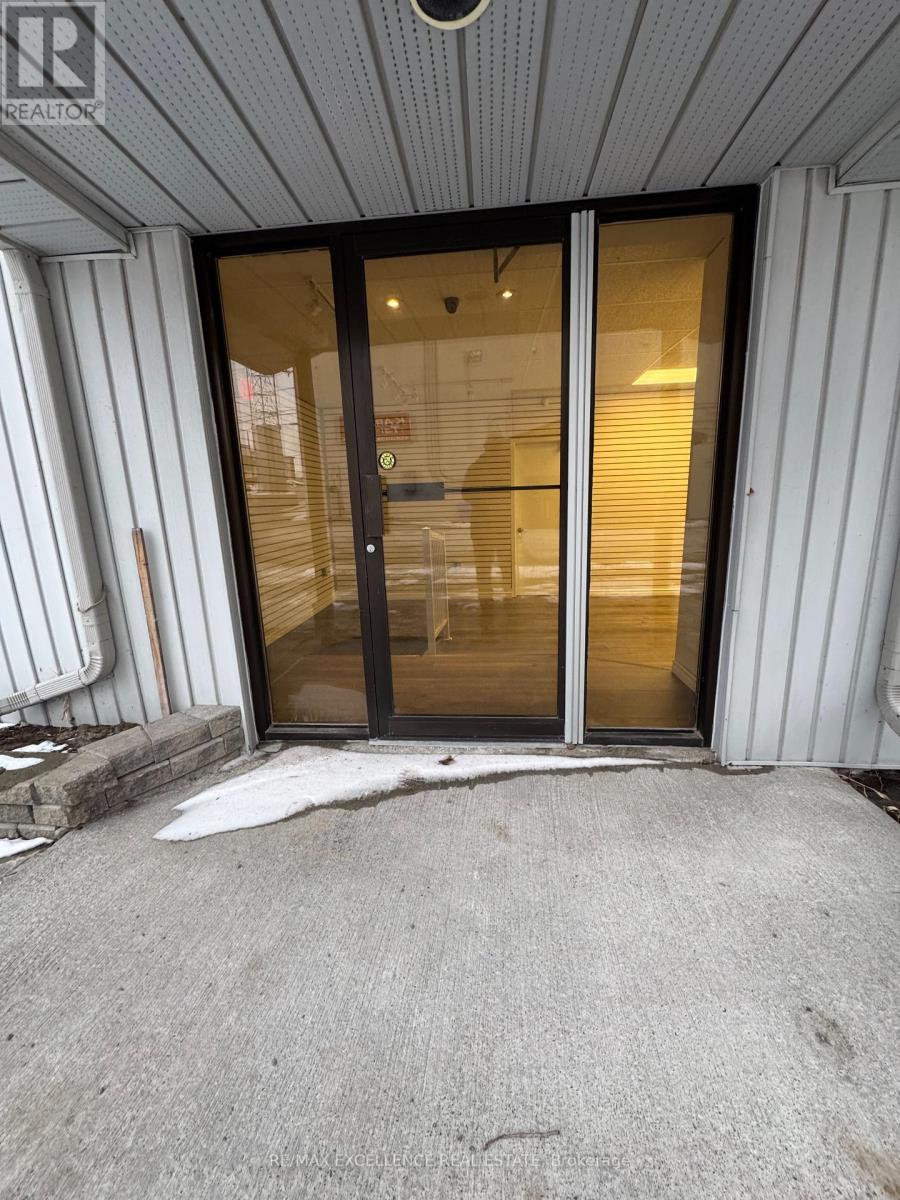 495 Dundas Street W Property Photo 17