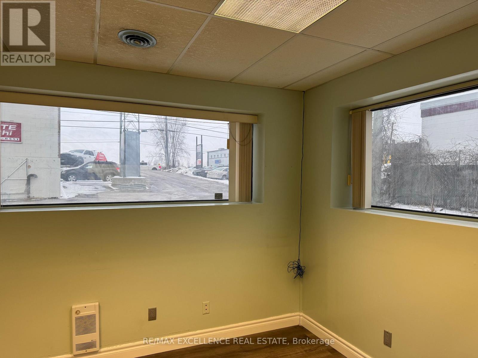 495 Dundas Street W Property Photo 24