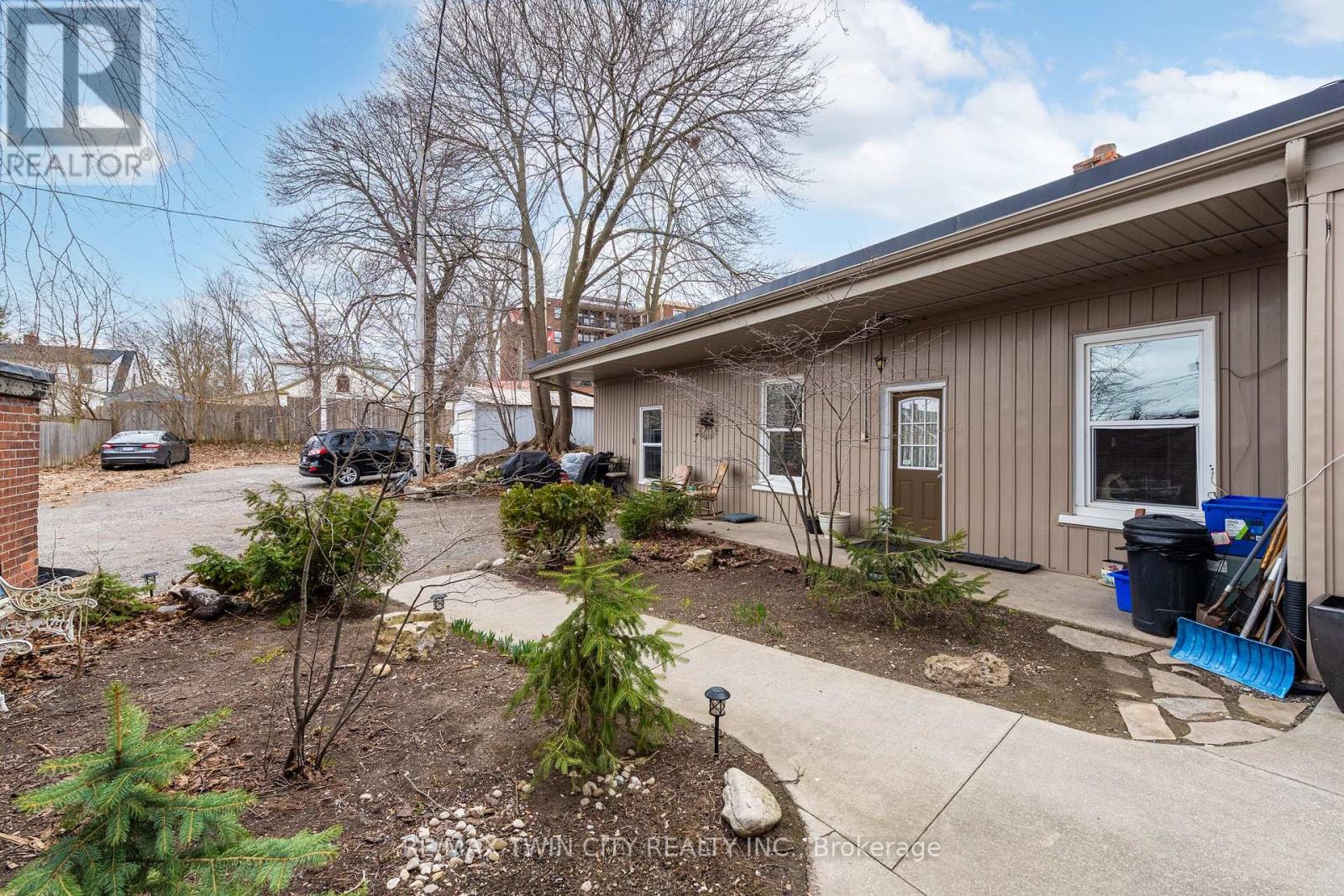 840-846 King Street E Property Photo 16