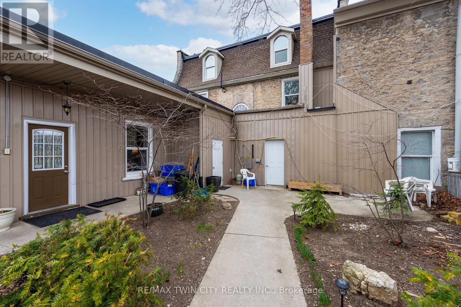 840-846 King Street E Property Photo 17