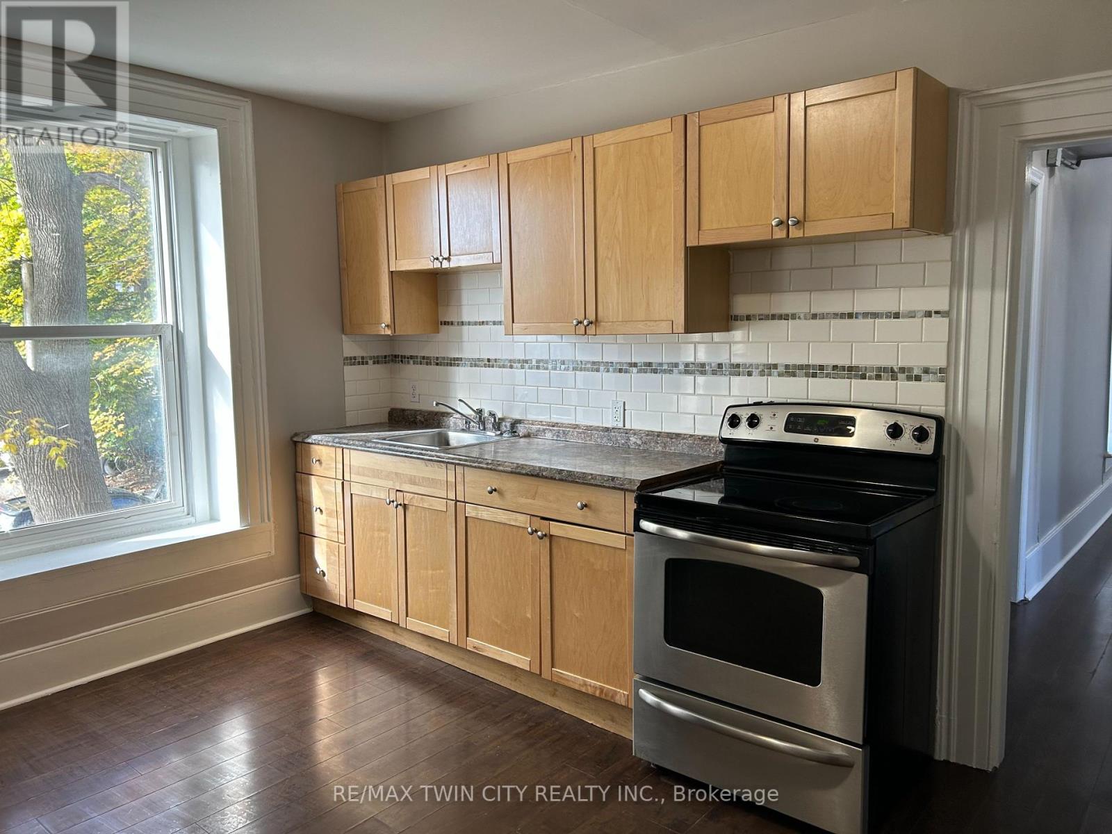 840-846 King Street E Property Photo 31