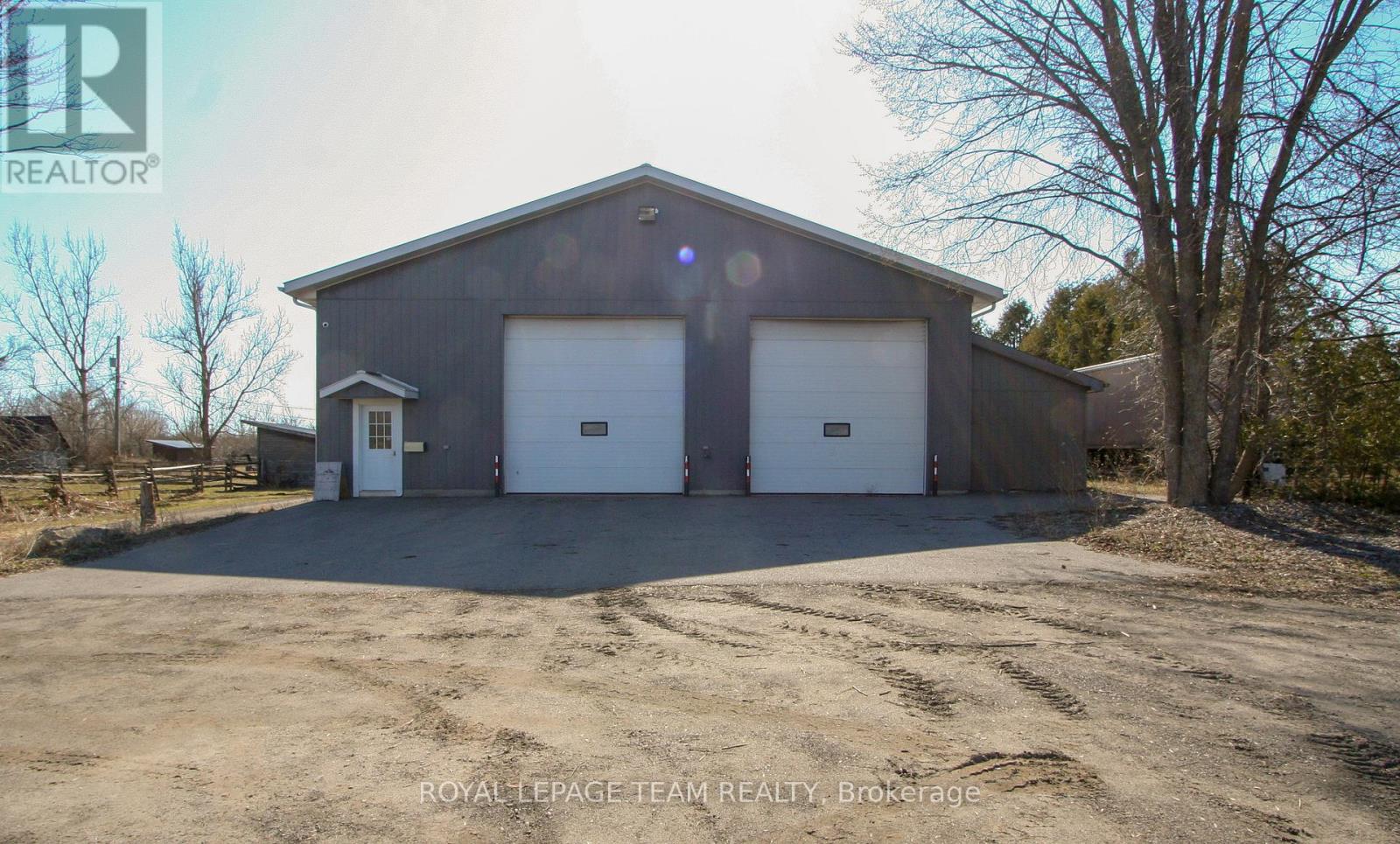 2302 9th Line Road Property Photo 1