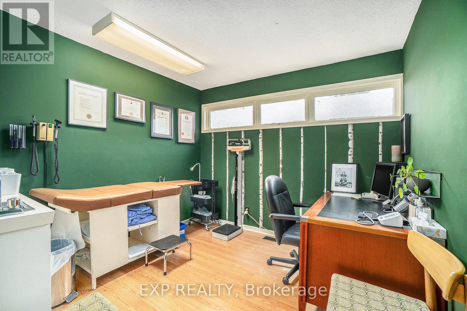 299 Lake Avenue E Property Photo 10