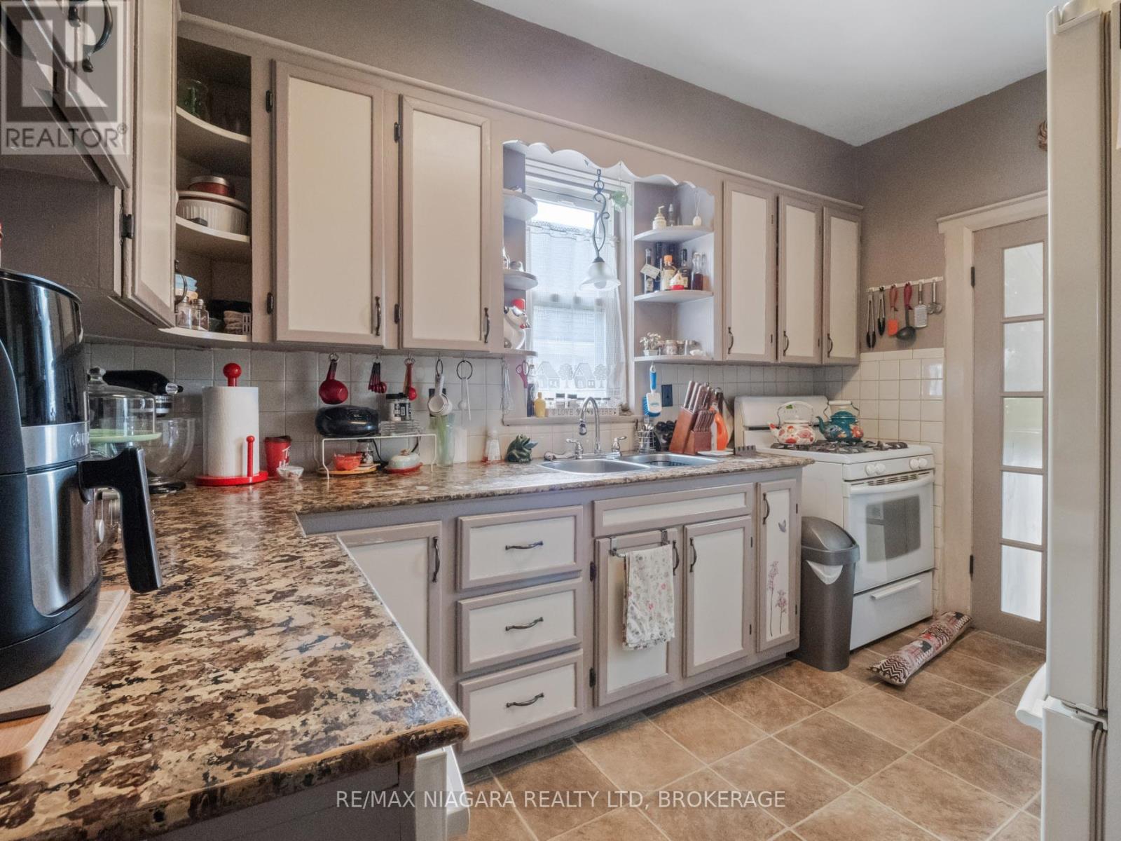 215 Phipps Street Property Photo 10