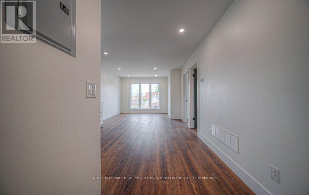 1 Bond Street Property Photo 33