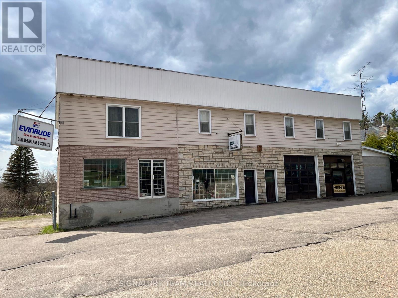 292 BONNECHERE STREET W
