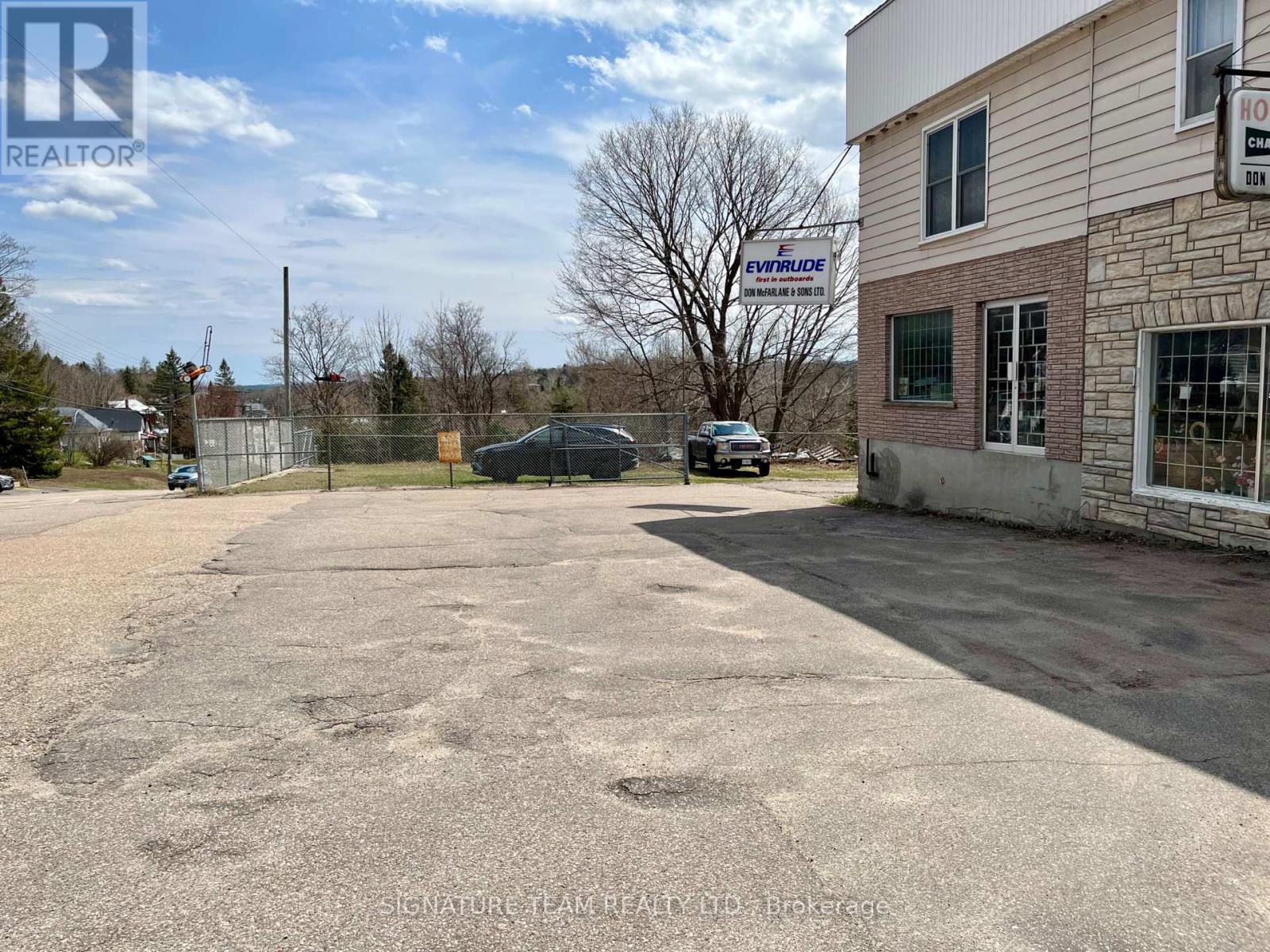 292 Bonnechere Street W Property Photo 3