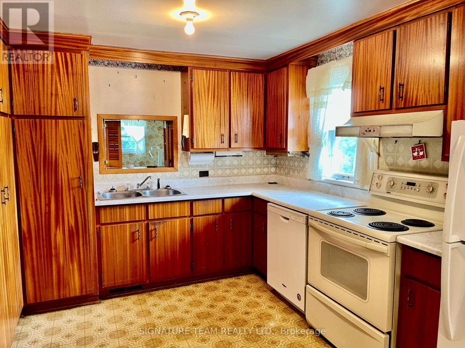 292 Bonnechere Street W Property Photo 4