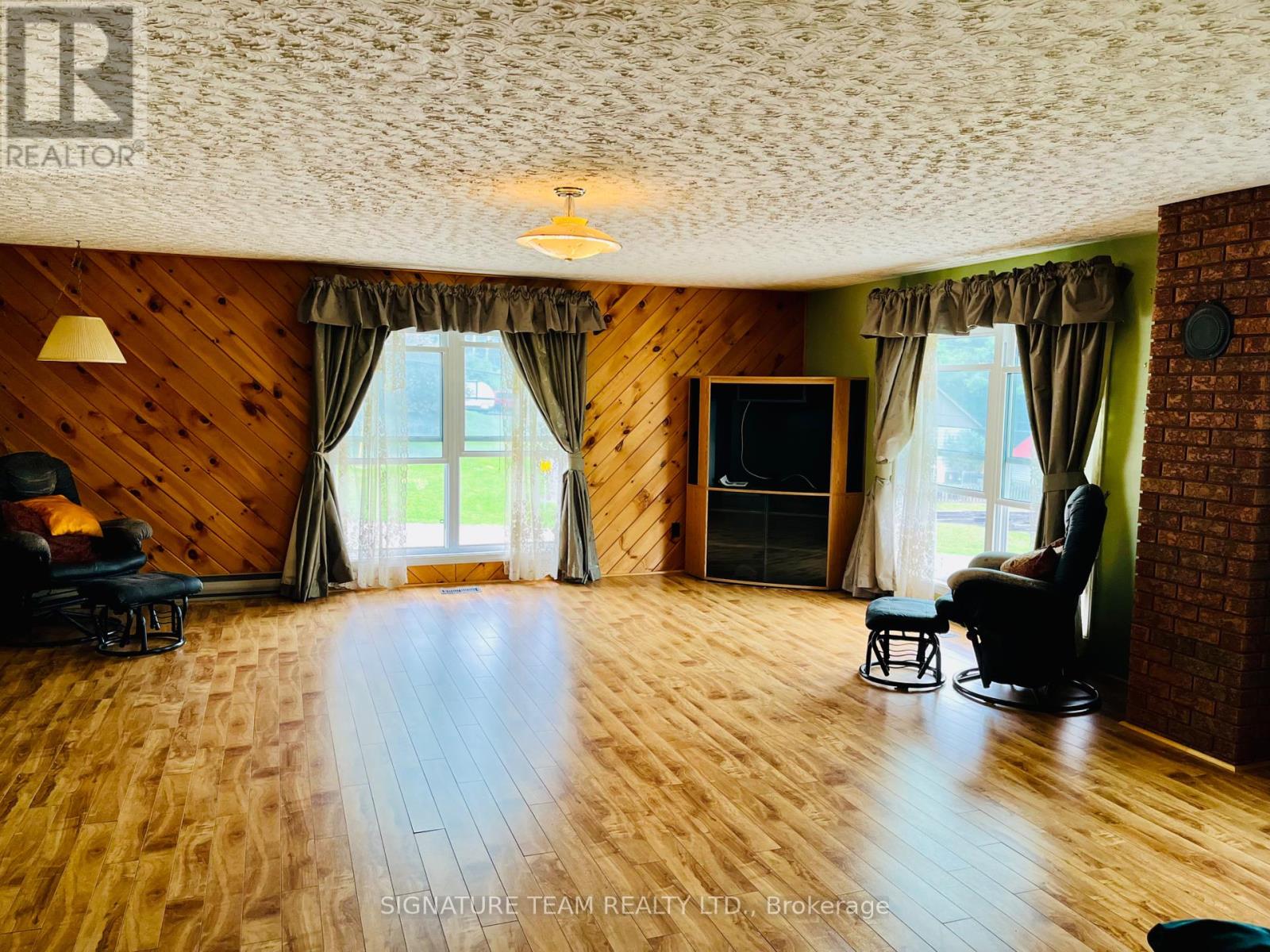 292 Bonnechere Street W Property Photo 14
