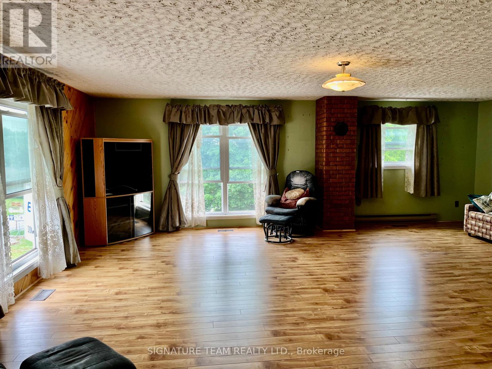 292 Bonnechere Street W Property Photo 15