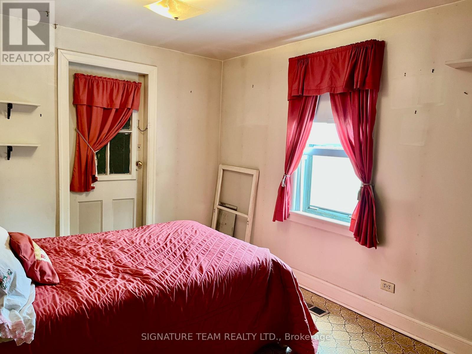 292 Bonnechere Street W Property Photo 21