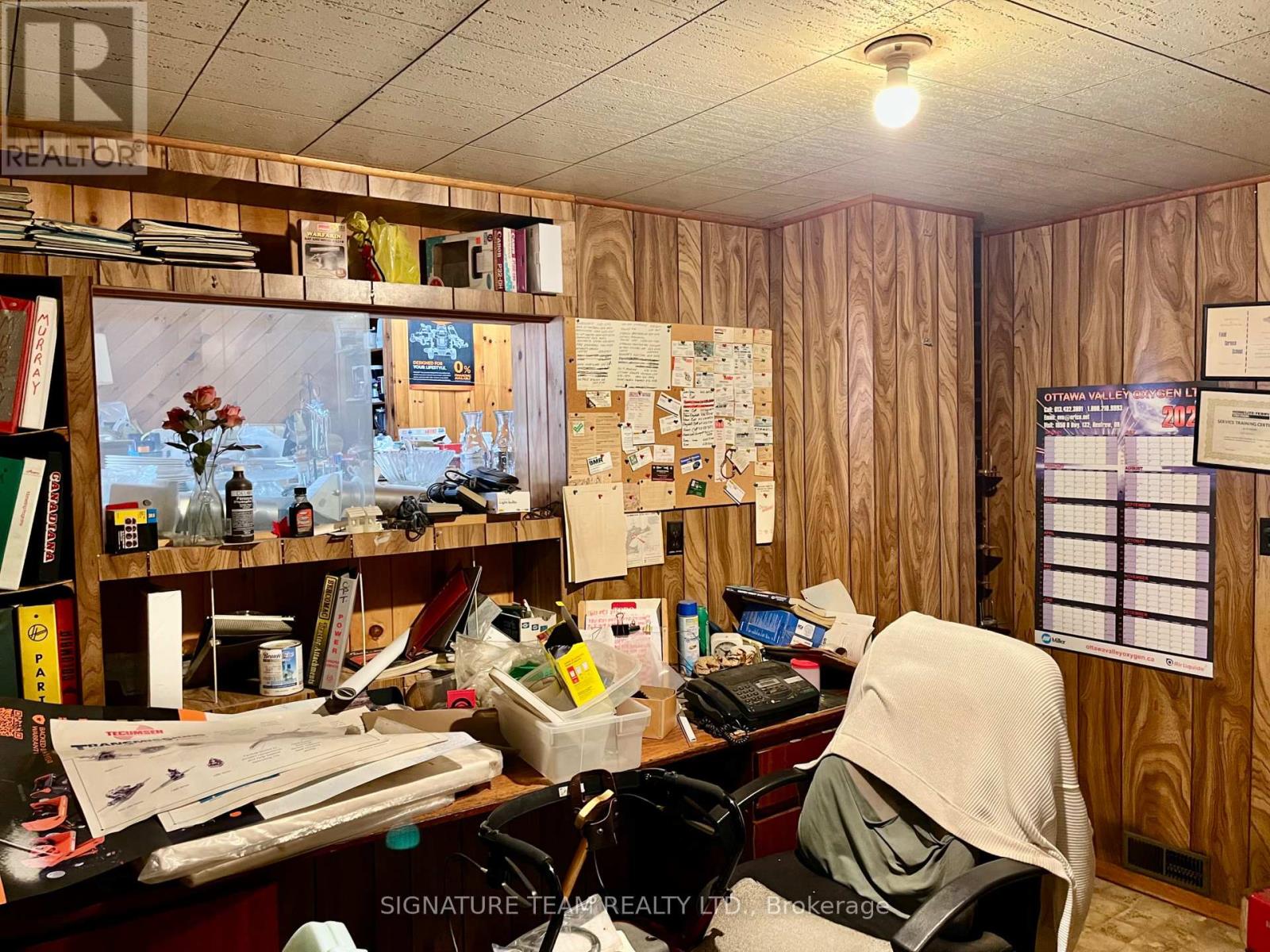 292 Bonnechere Street W Property Photo 32
