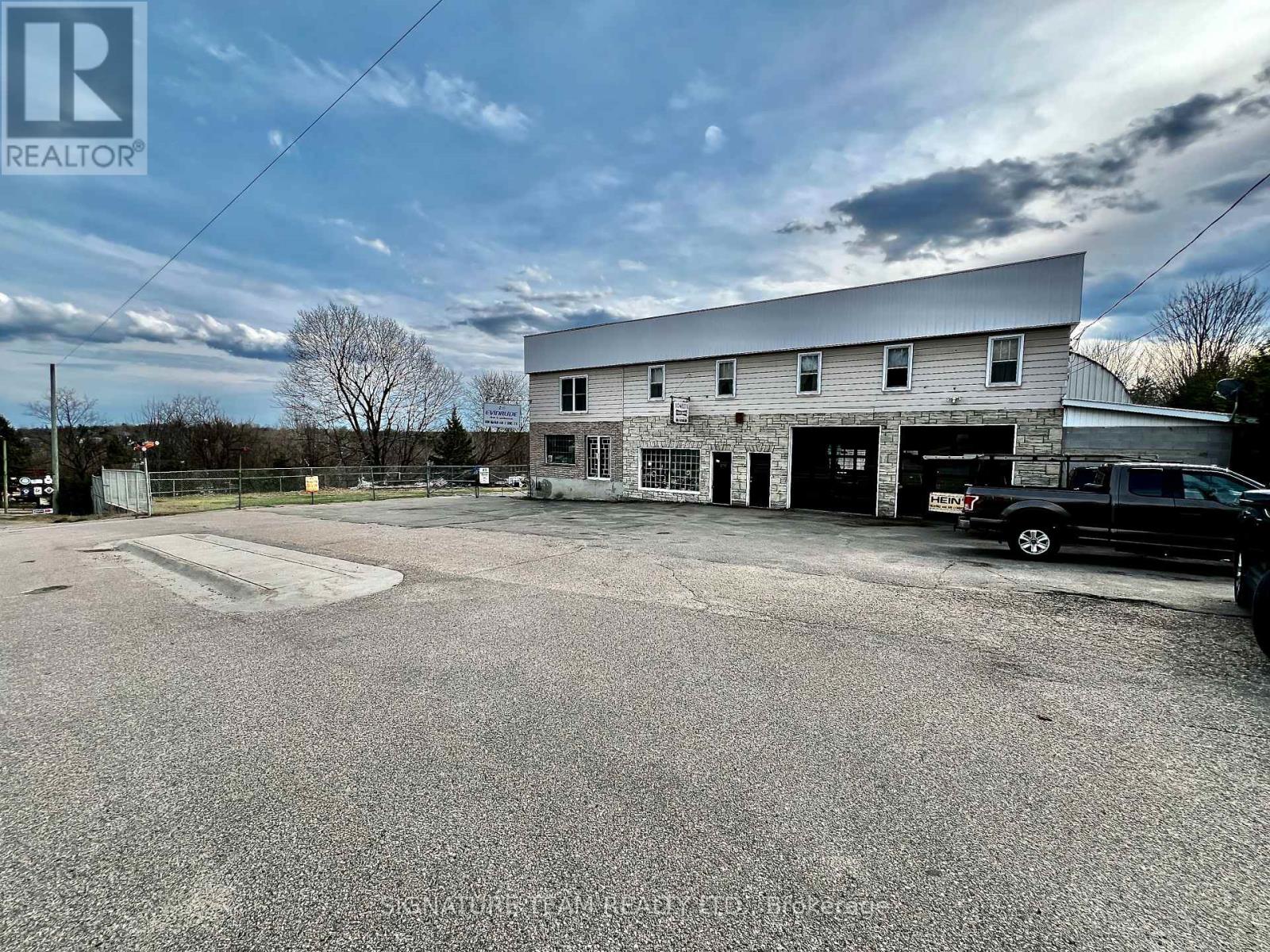 292 Bonnechere Street W Property Photo 36