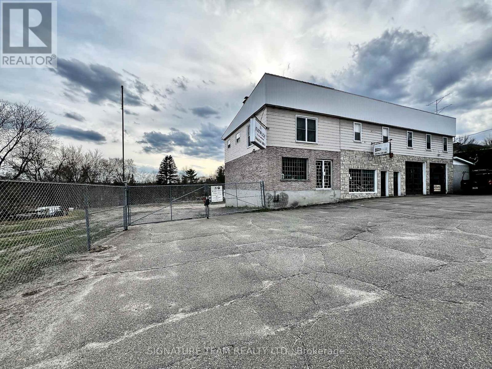 292 Bonnechere Street W Property Photo 41