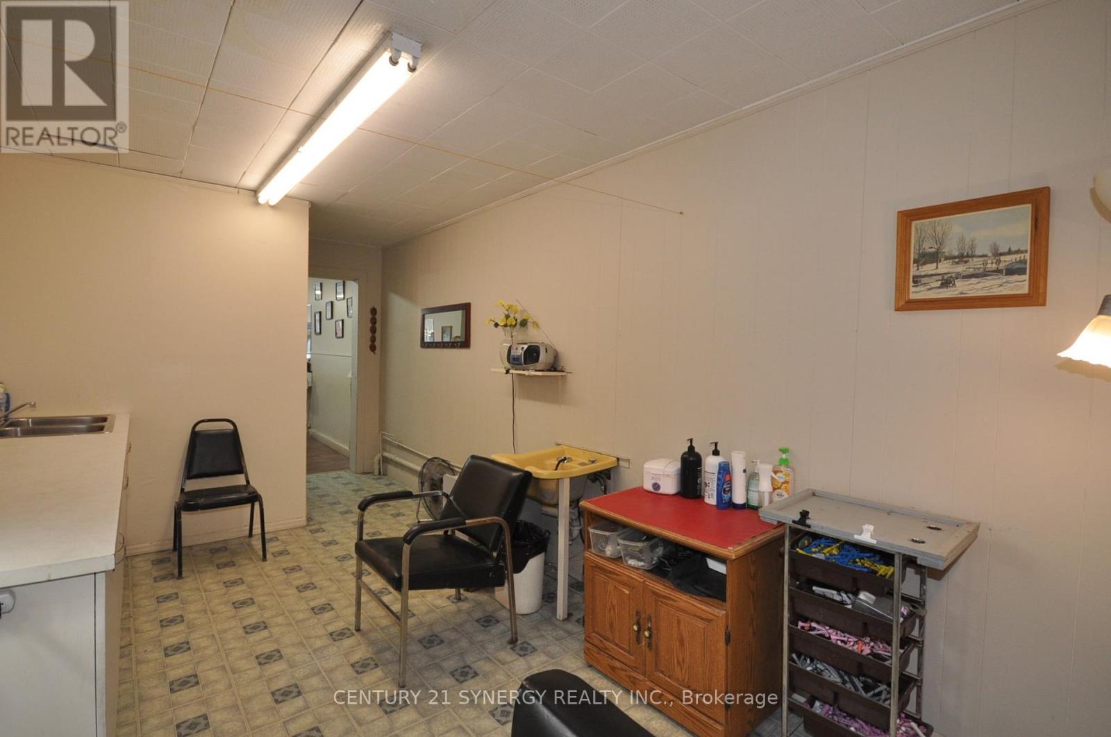 14 Beckwith Street N Property Photo 8