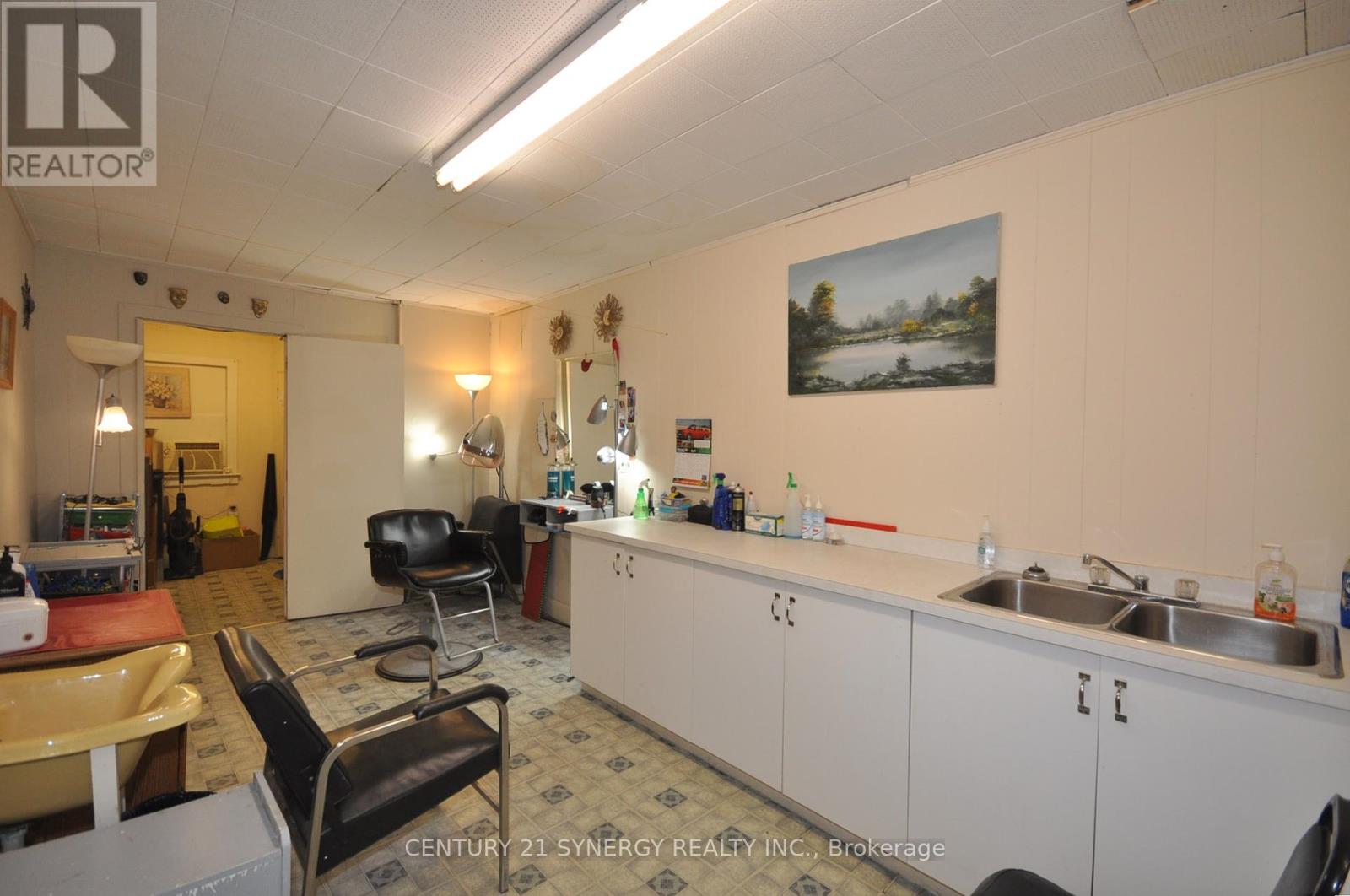 14 Beckwith Street N Property Photo 10