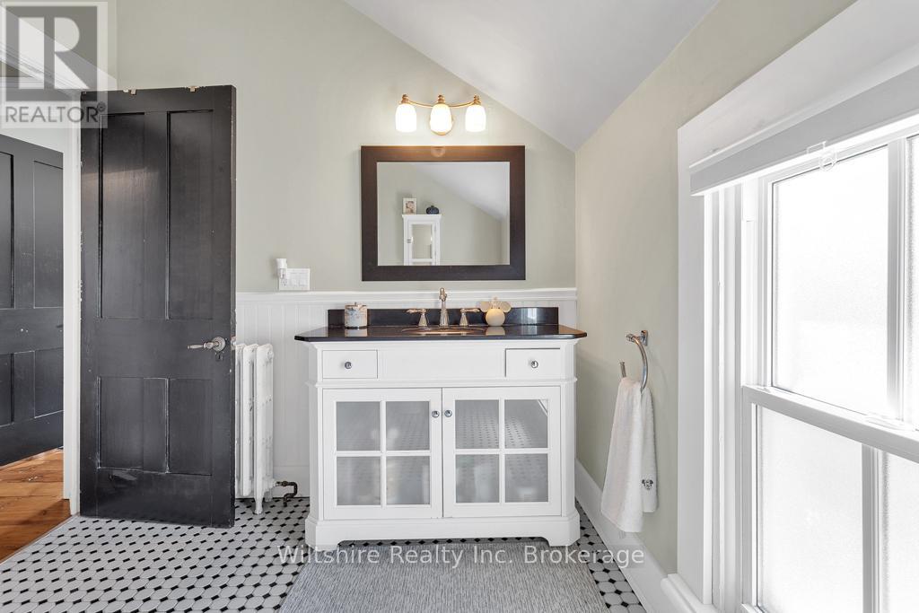64 South Street W Property Photo 35