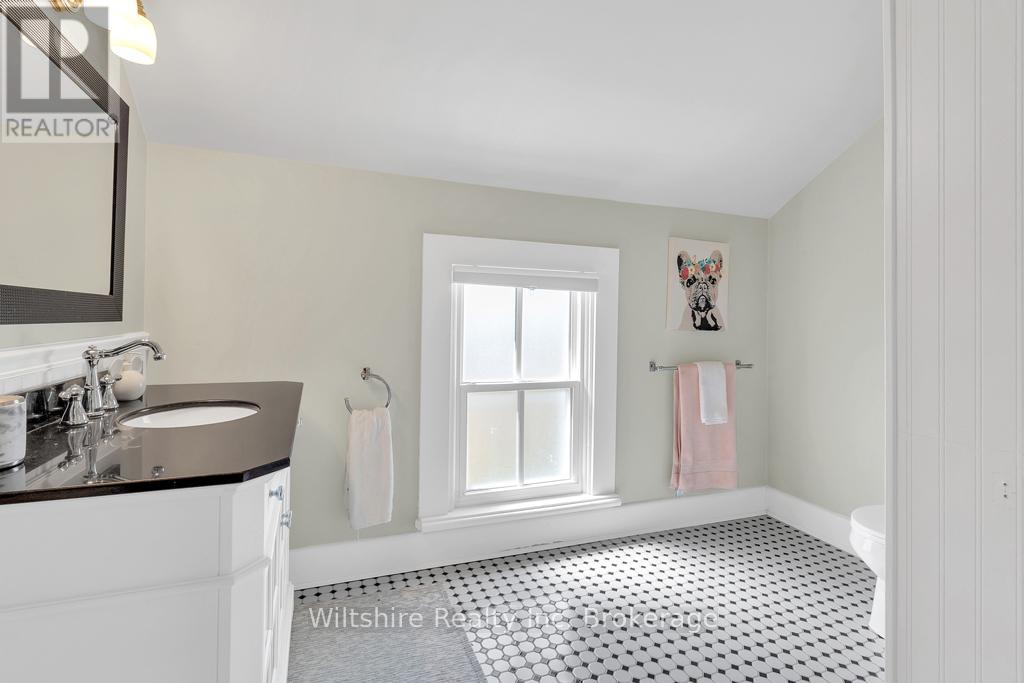 64 South Street W Property Photo 36
