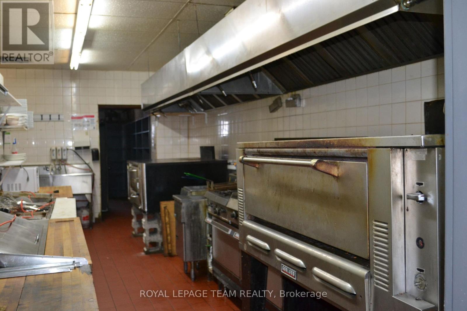 129 John Street N Property Photo 6