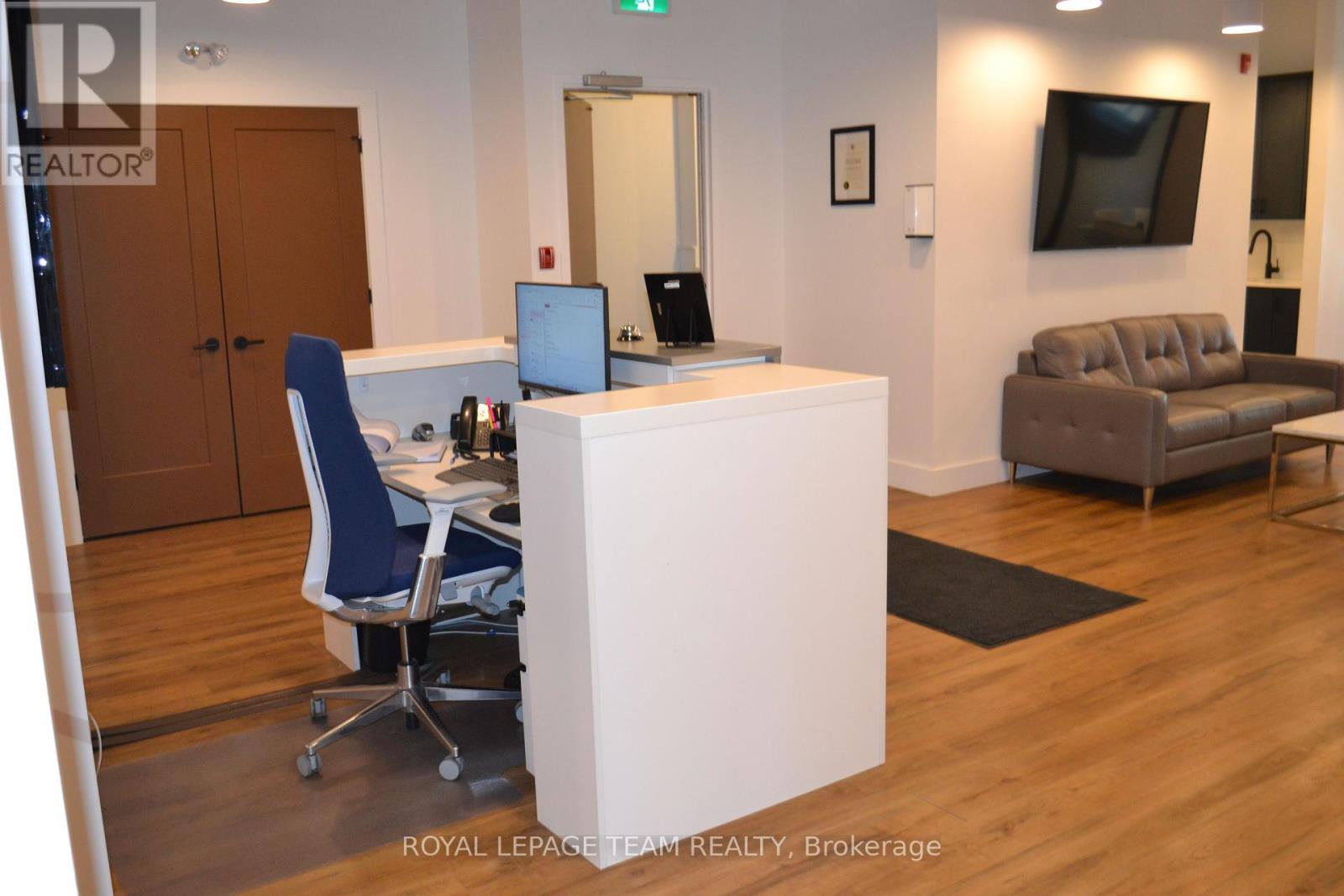 129 John Street N Property Photo 8