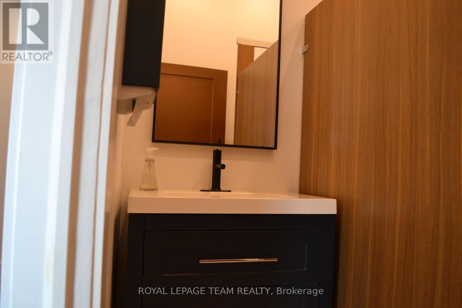 129 John Street N Property Photo 20