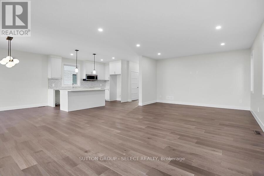 17 - 7966 Fallon Drive Property Photo 7