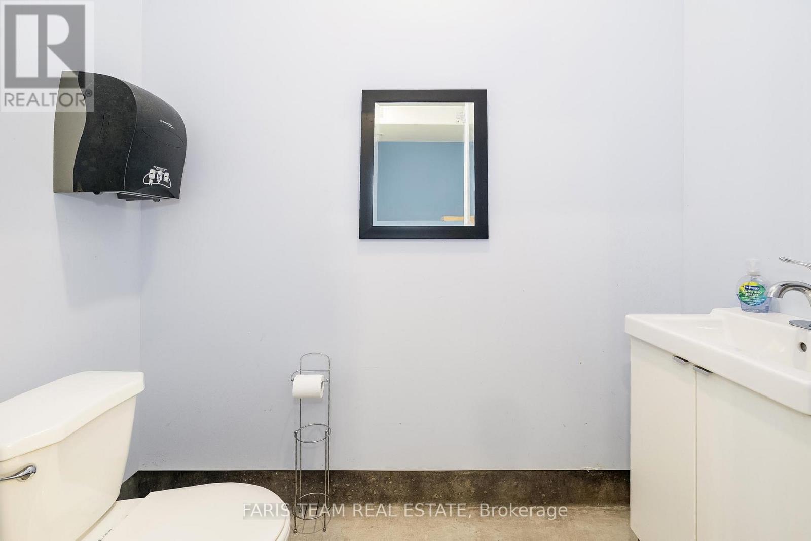 90 West Road Property Photo 14