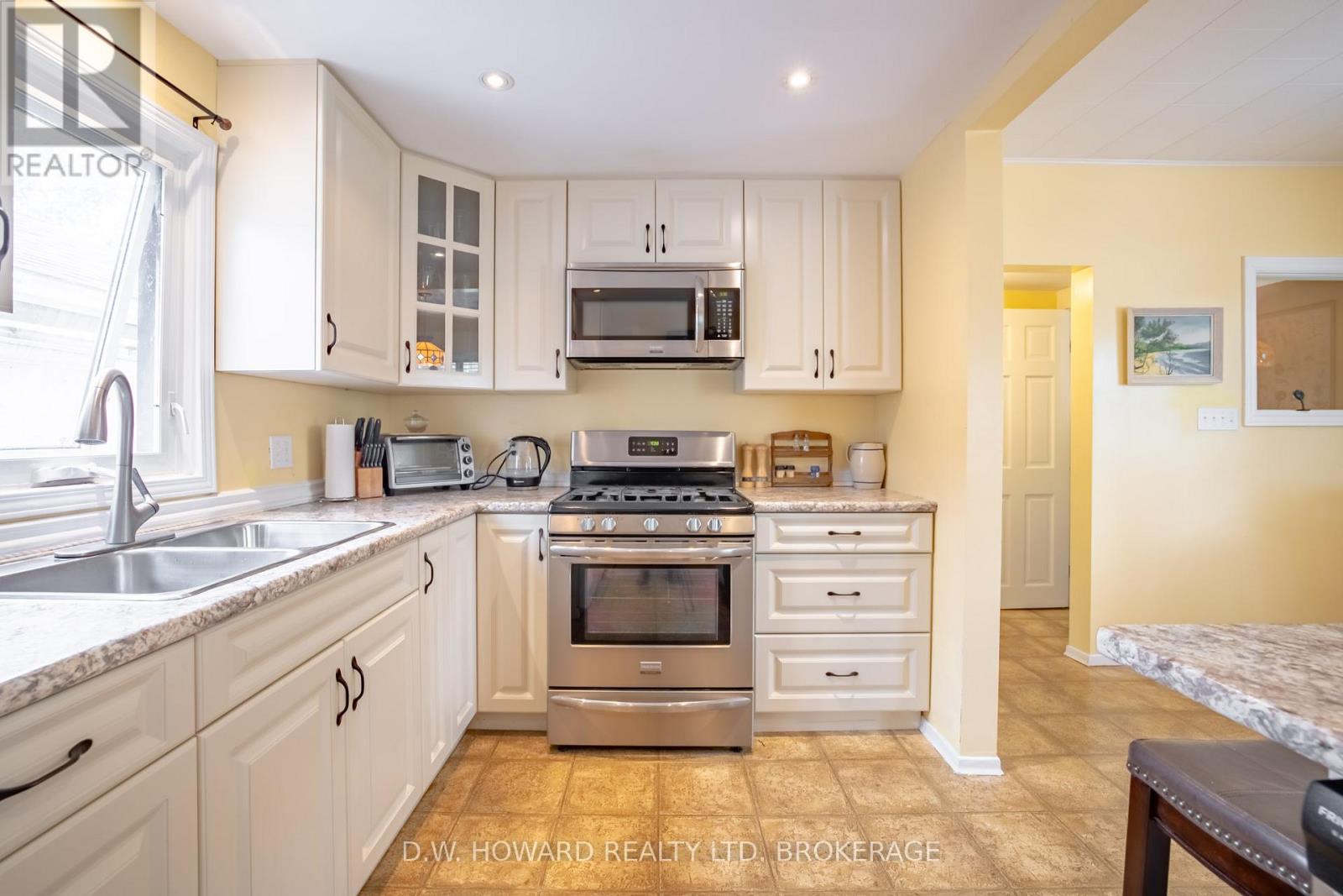 692 Lakeshore Road Property Photo 12