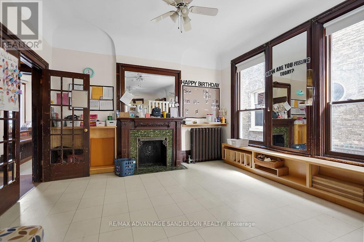 282 Piccadilly Street Property Photo 19