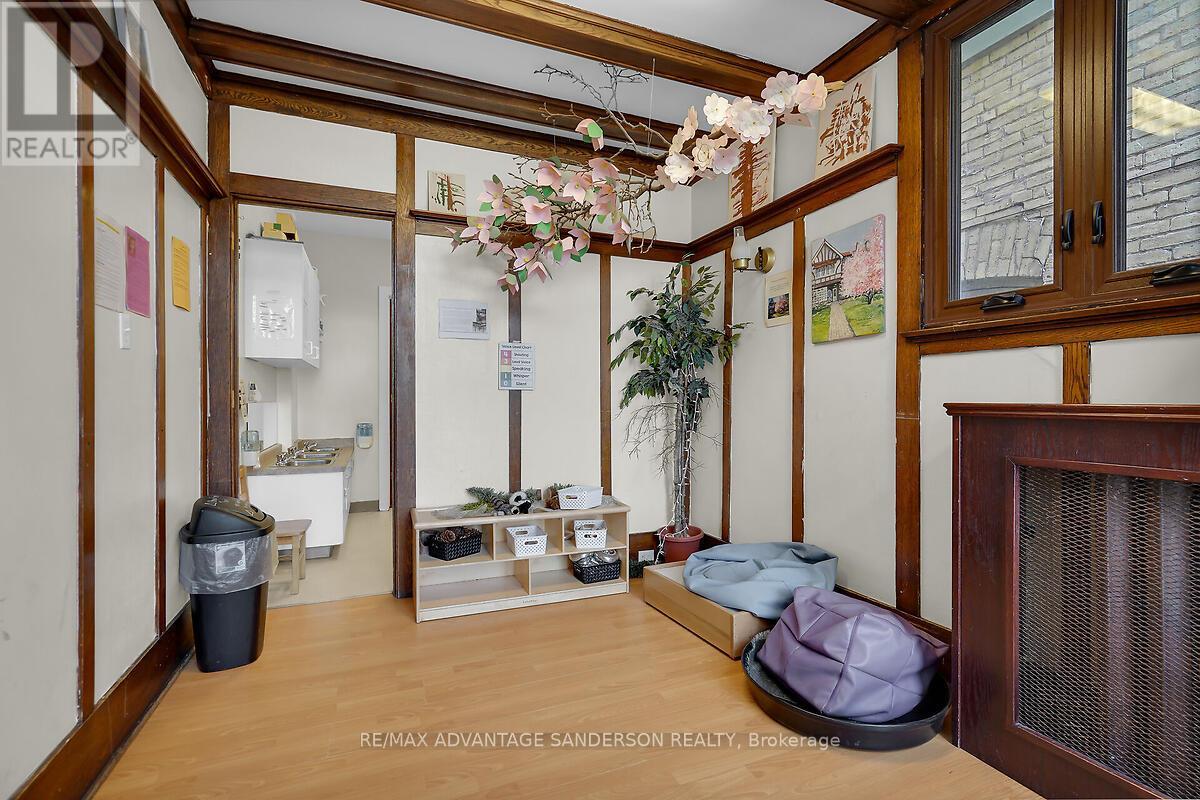 282 Piccadilly Street Property Photo 21