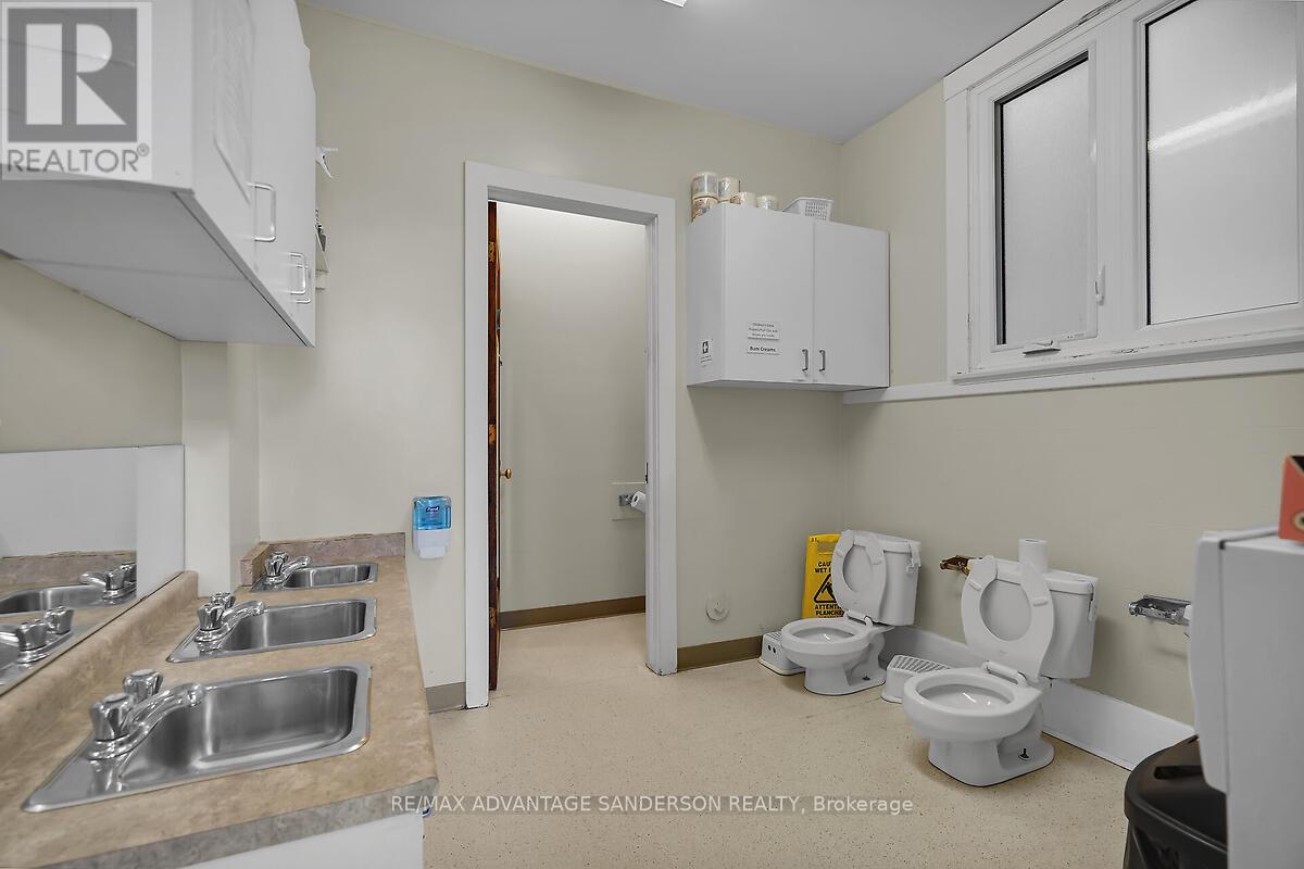 282 Piccadilly Street Property Photo 23