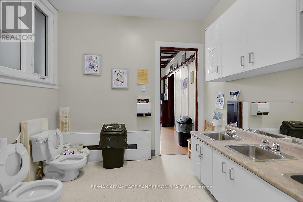 282 Piccadilly Street Property Photo 24
