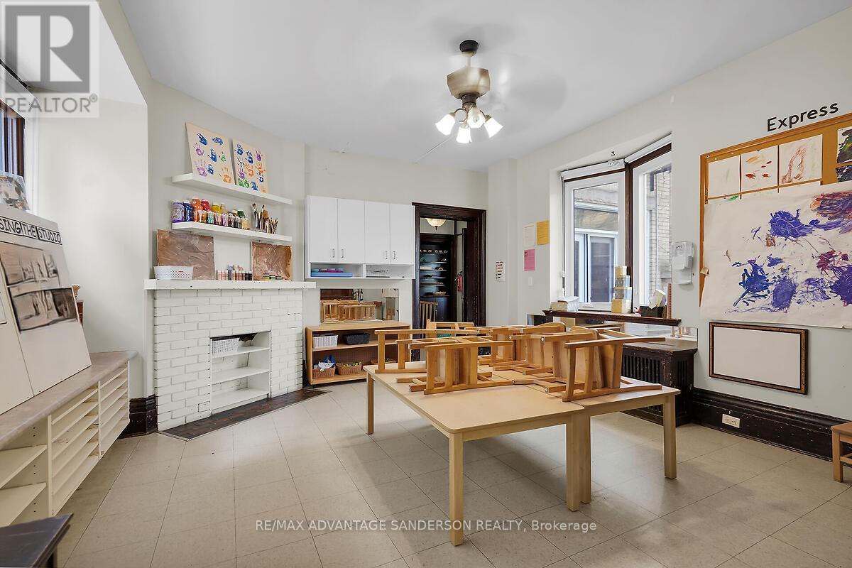 282 Piccadilly Street Property Photo 25