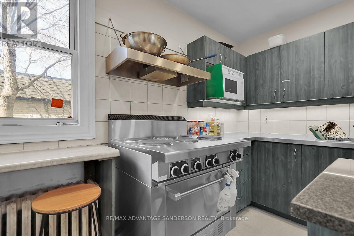 282 Piccadilly Street Property Photo 27