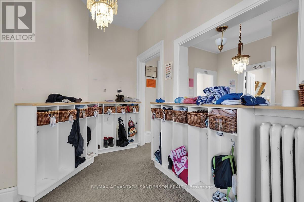 282 Piccadilly Street Property Photo 31