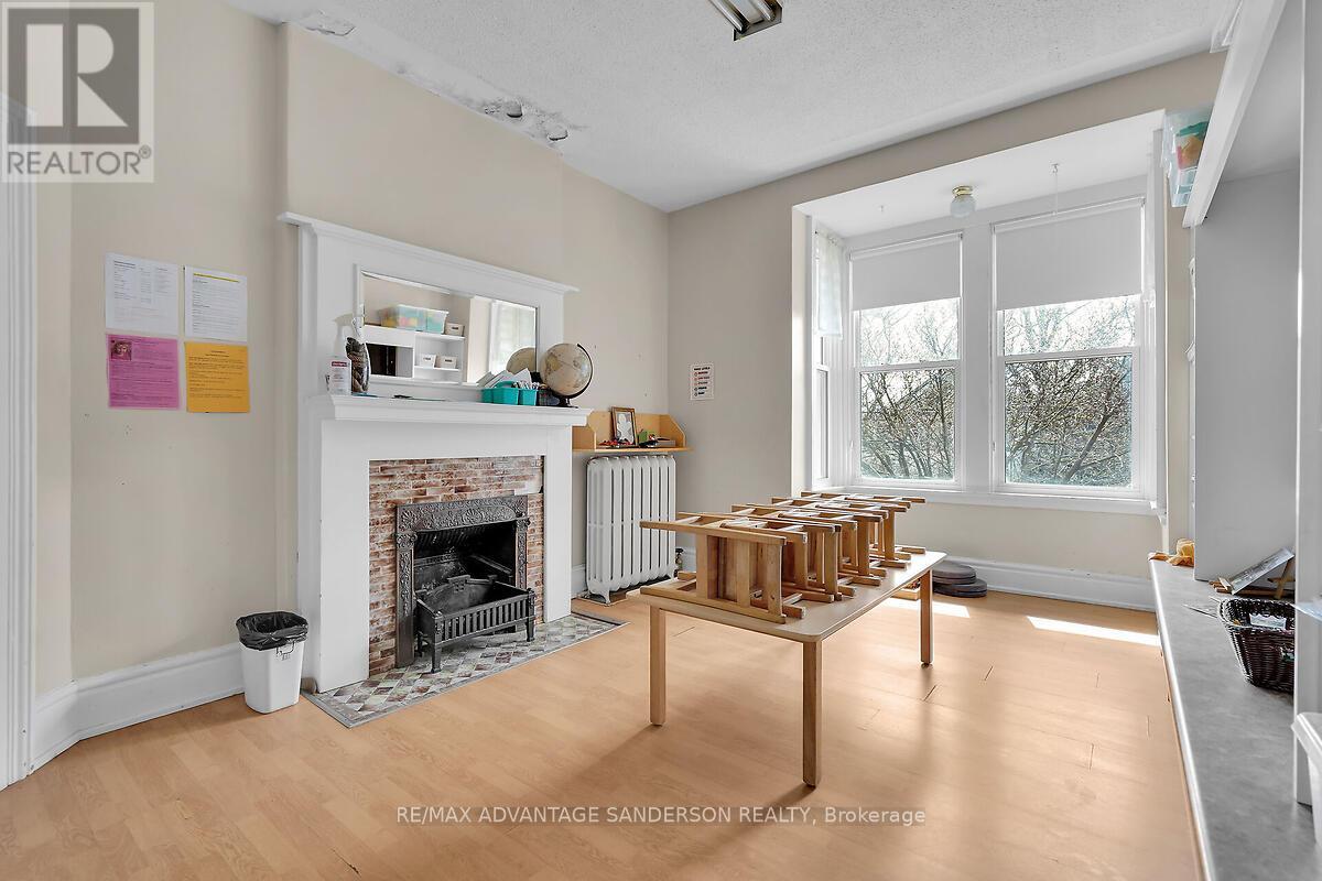 282 Piccadilly Street Property Photo 37