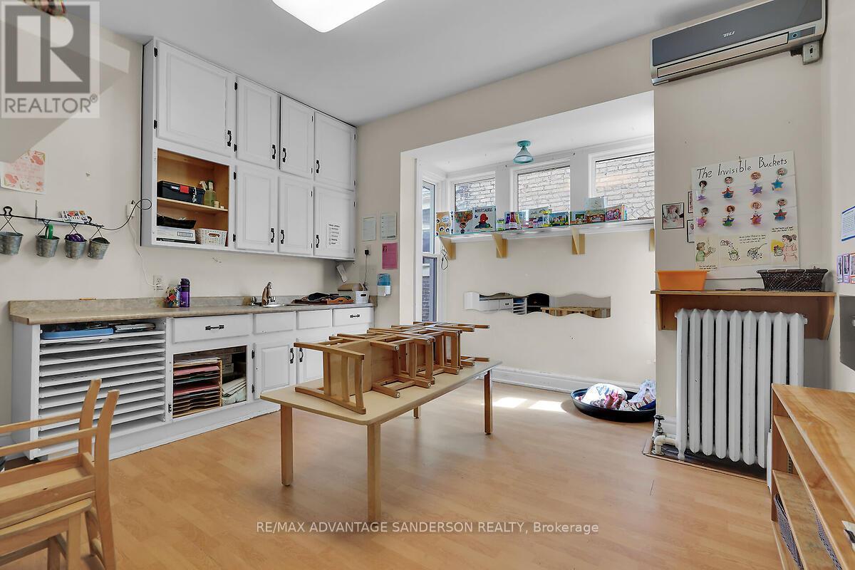 282 Piccadilly Street Property Photo 39