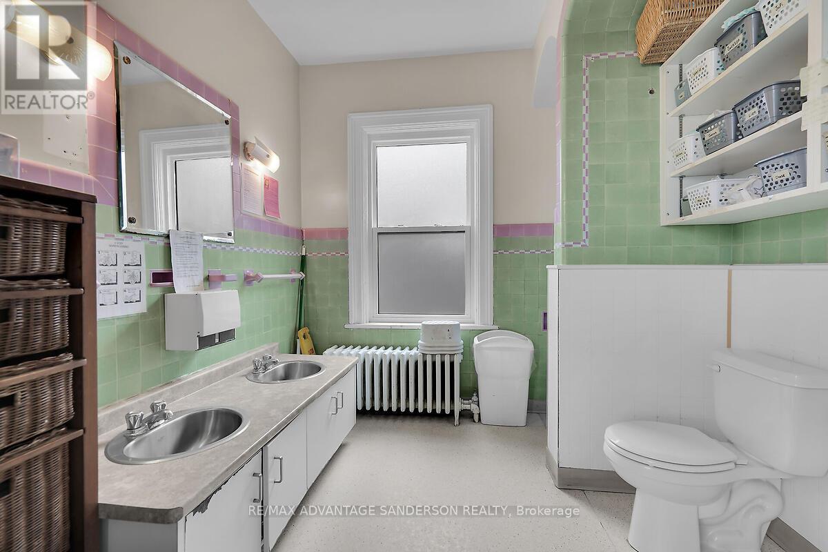 282 Piccadilly Street Property Photo 40