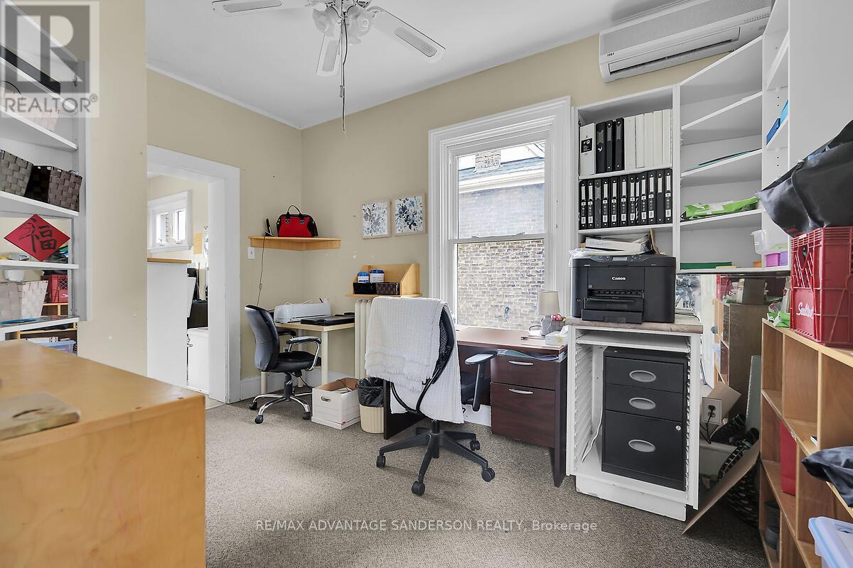282 Piccadilly Street Property Photo 41