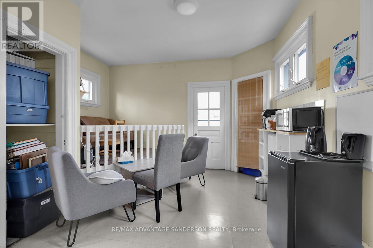 282 Piccadilly Street Property Photo 43