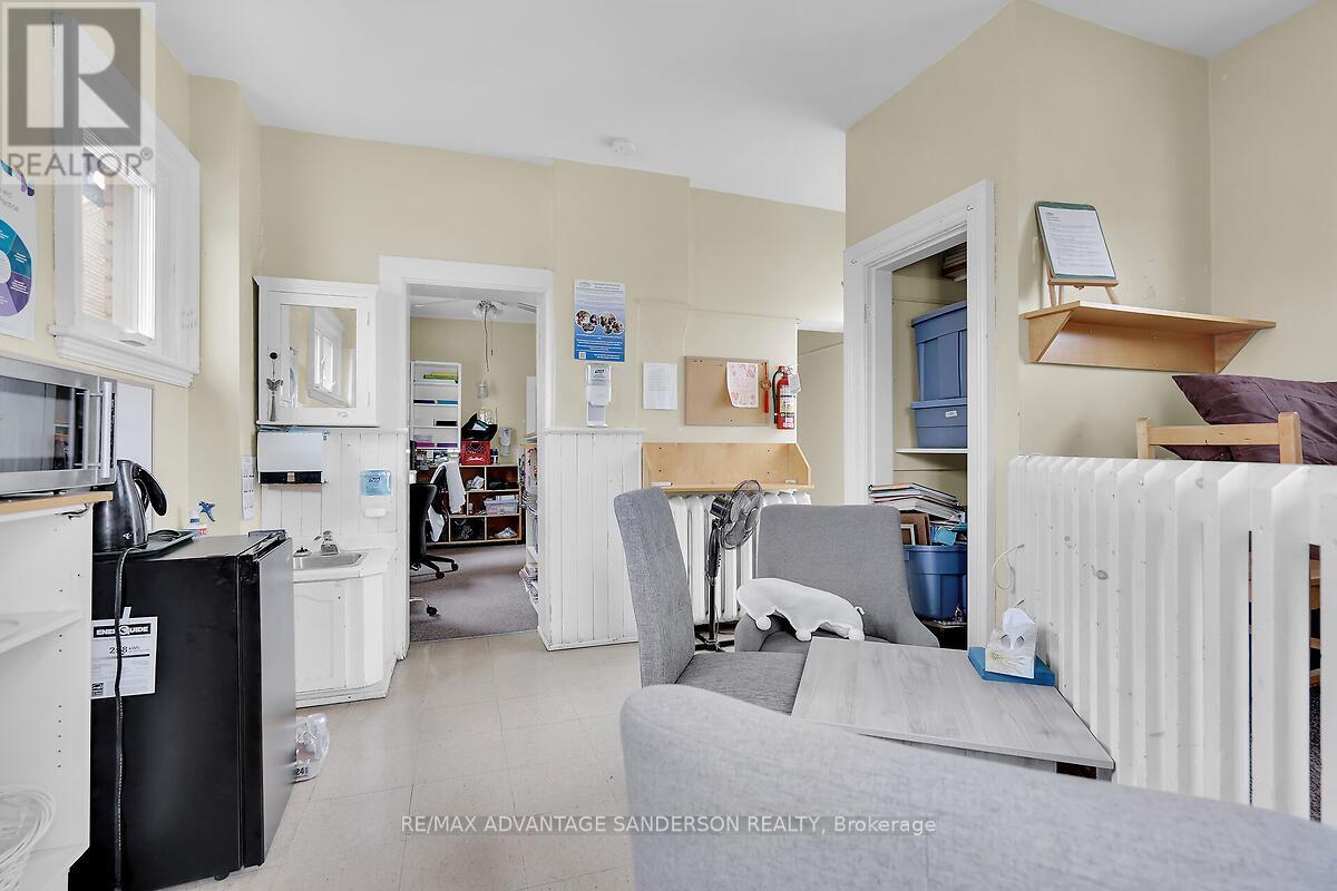 282 Piccadilly Street Property Photo 44