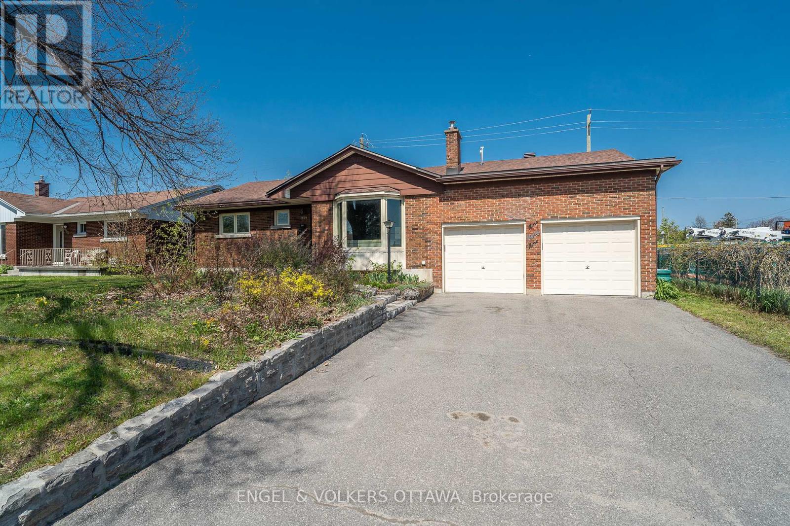 989 CONNAUGHT AVENUE Property Photo 1