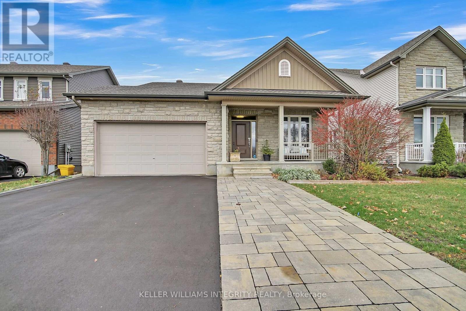 15 YORK CROSSING Property Photo 1