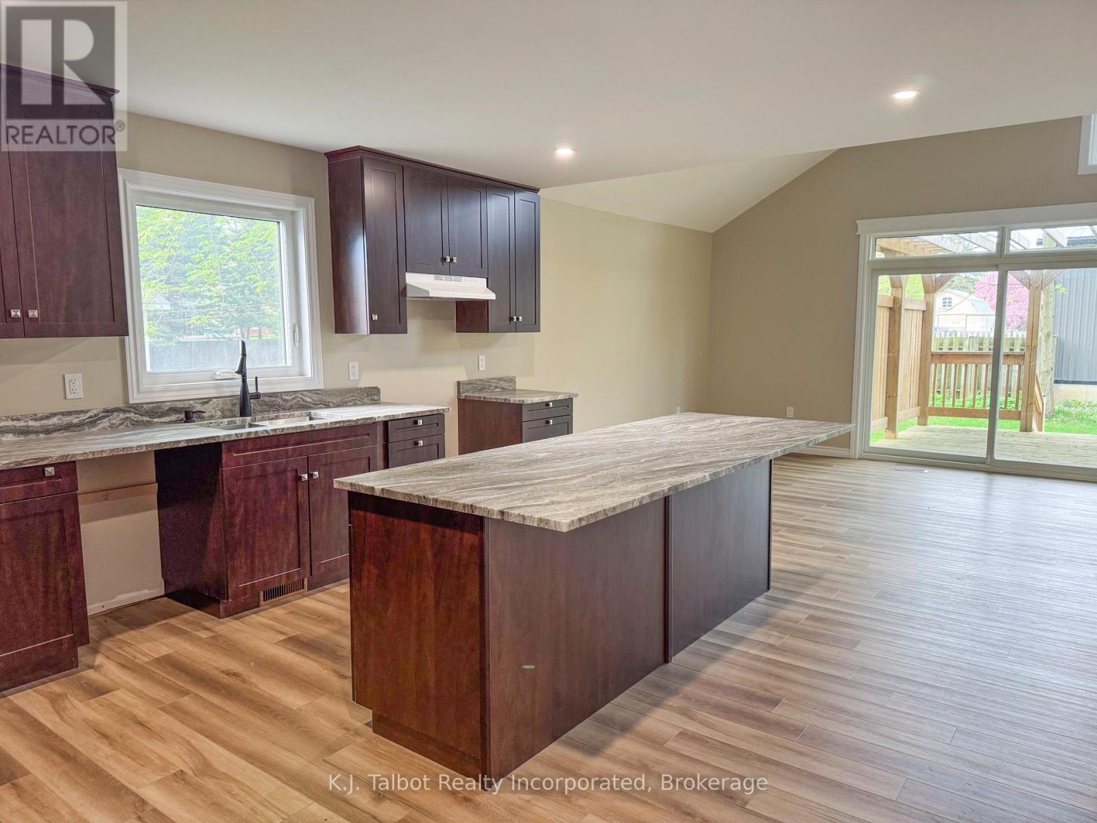 52 Queen Street Property Photo 3