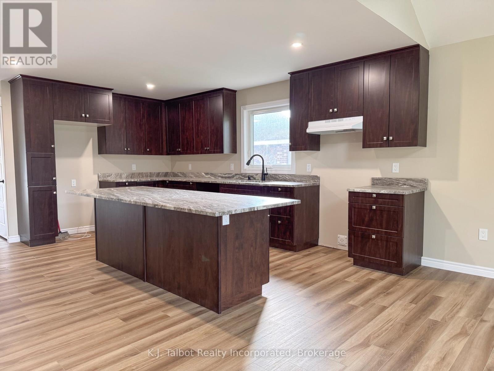 52 Queen Street Property Photo 4