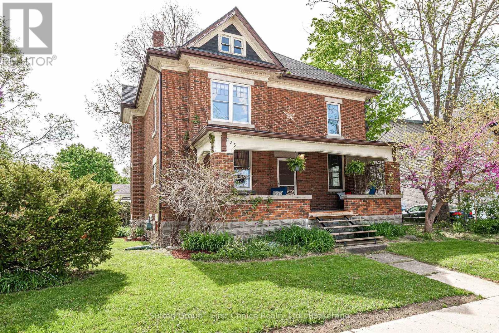 135 St. David Street N Property Photo 1