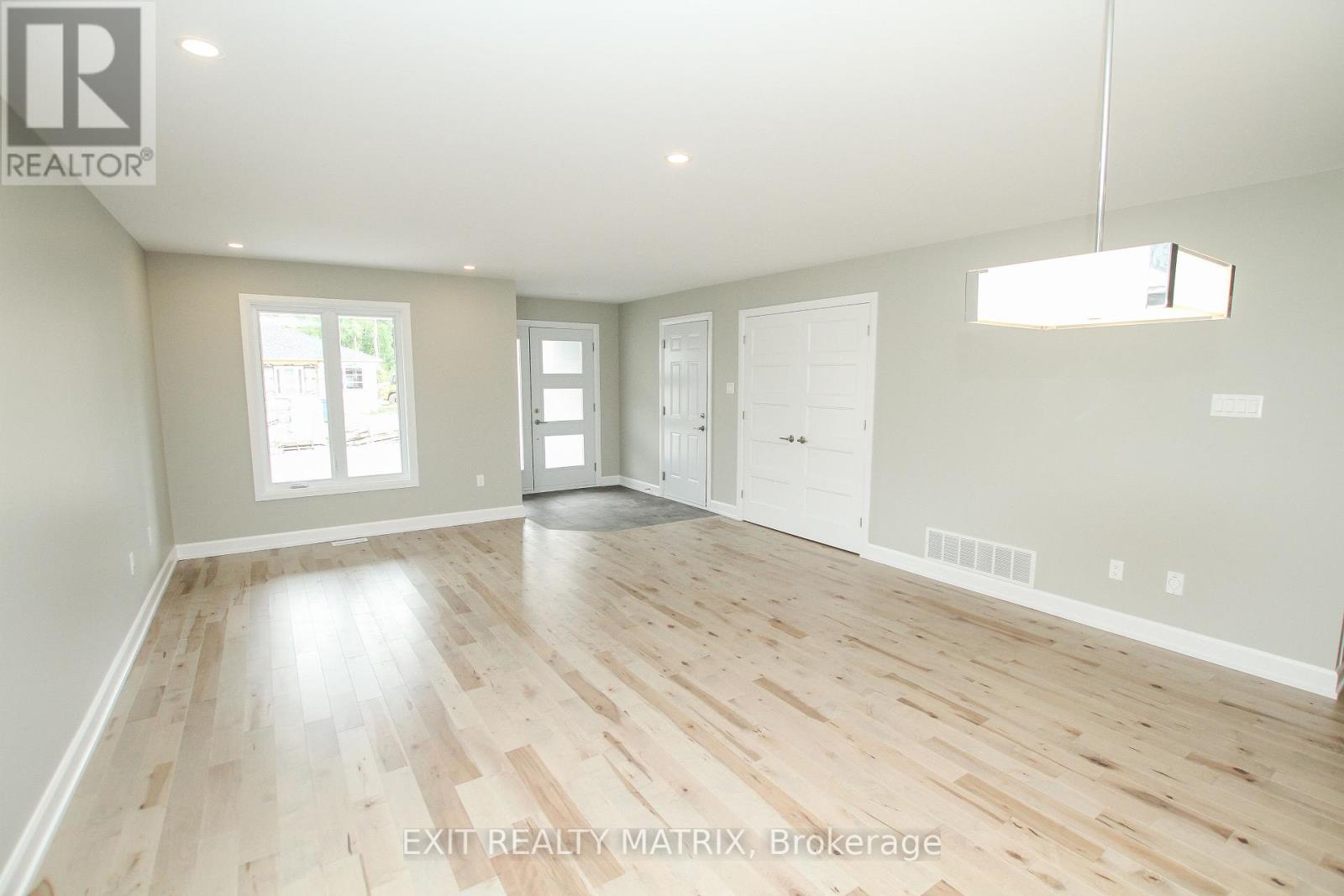 1401 Caroline Court Property Photo 4