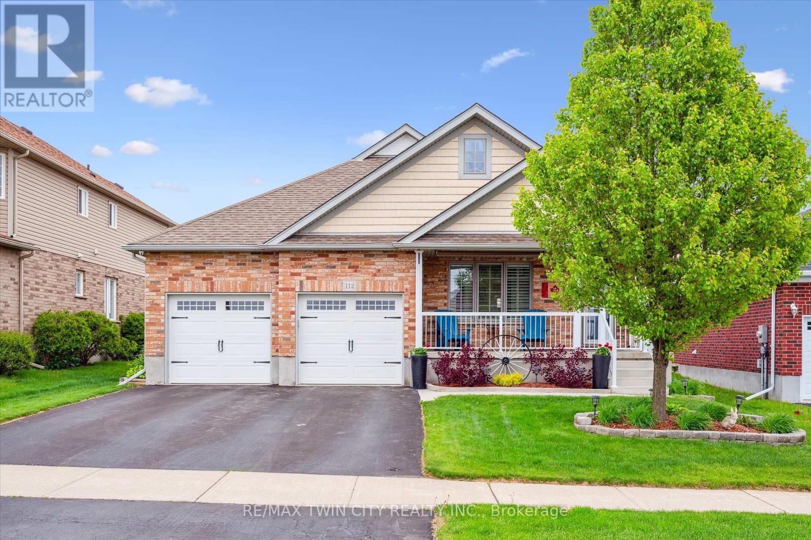 112 English Crescent Property Photo 1