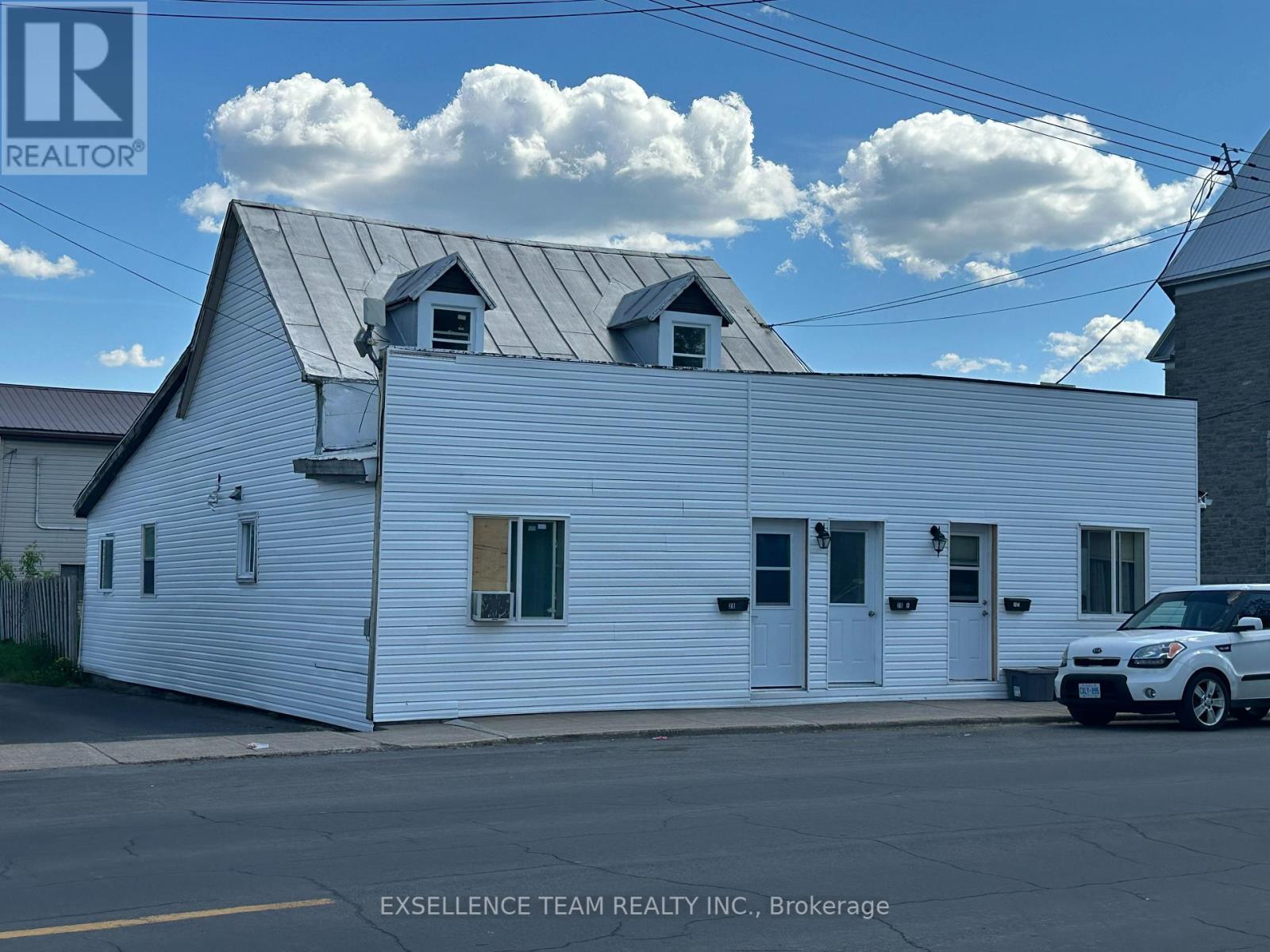 26 Lochiel St E Property Photo 1