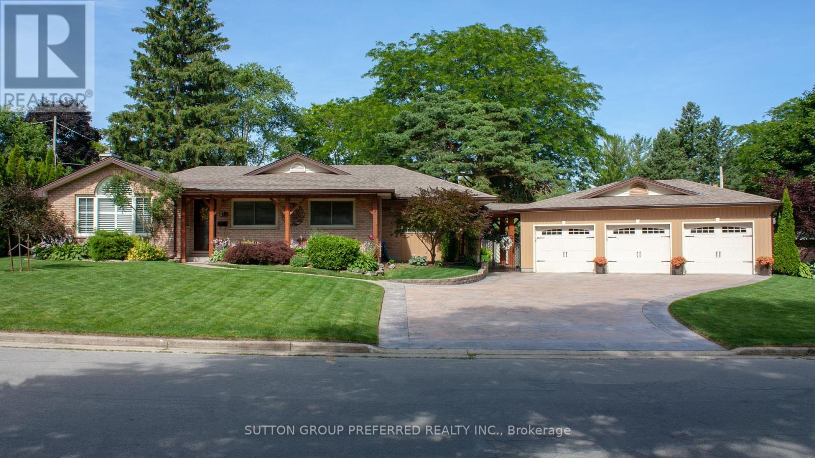 373 Willard Crescent Property Photo 1